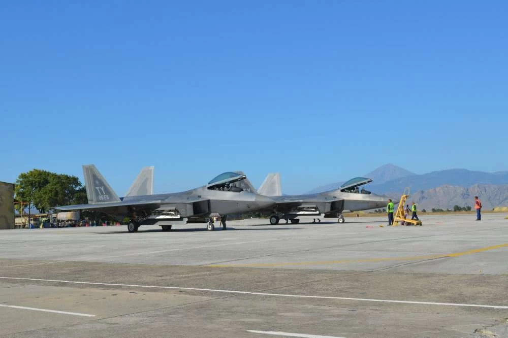 Απόφαση Ν.Τραμπ: Παραμένουν τα F-22 Raptor στην Λάρισα έτοιμα για δράση- Ερντογάν: «Γονατίζουμε μόνο μπροστά στο Θεό»